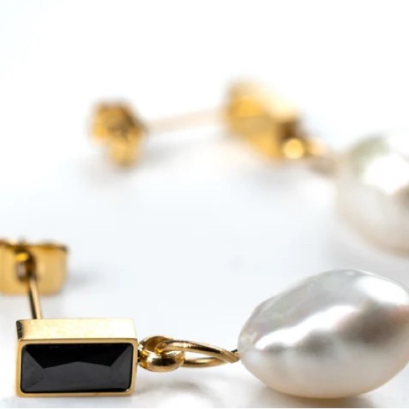 Black Baquette Pearl Drop stud earrings - Picture 3 of 7